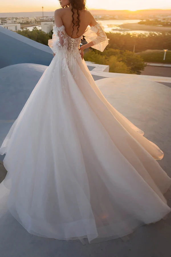 Abito da sposa in stile rurale con maniche lunghe, scollo a cuore e applicazioni in pizzo 3D